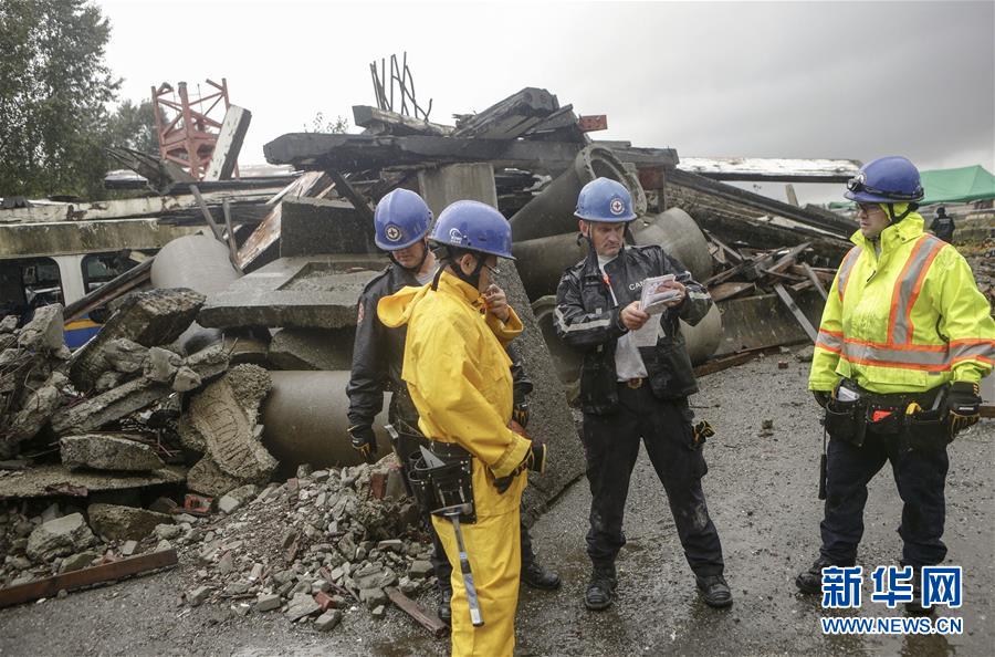 10月19日，在加拿大温哥华，搜救队人员在模拟灾难现场参加演习。