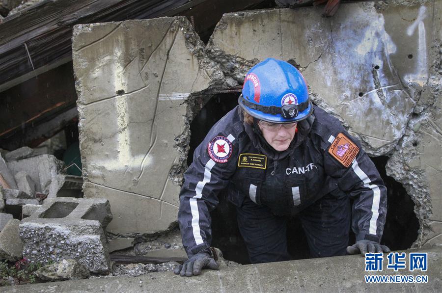 10月19日，在加拿大温哥华，一名搜救队人员在模拟灾难现场参加演习。