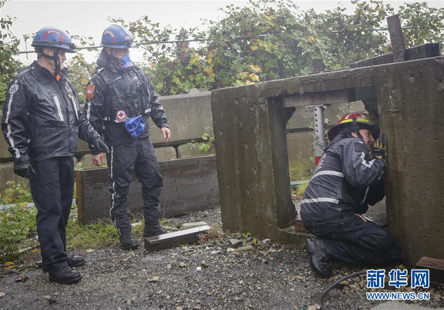 10月19日，在加拿大温哥华，搜救队人员在模拟灾难现场参加演习。