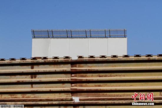 资料图：当地时间2017年10月12日，墨西哥提华纳，从美墨边境墨西哥一侧拍摄到的边境墙样品。