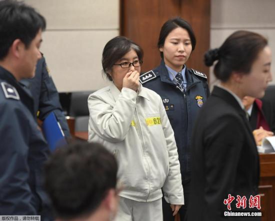 资料图片：崔顺实出席庭审。
