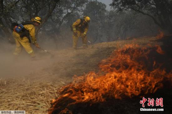 当地时间10月15日，美国加利福尼亚州消防部门表示，随着风势渐缓，加州北部山火的扑救工作终于迎来“转机”。