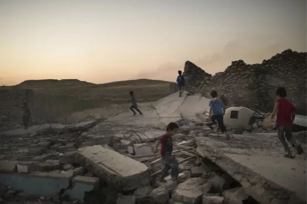 6月25日，伊拉克摩苏尔，孩子们在废墟上玩耍。新华社/美联