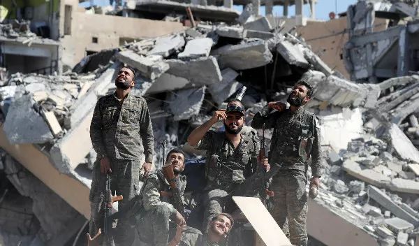 “叙利亚民主军”士兵10月17日在拉卡。新华社/路透