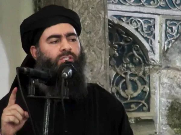 2014年7月5日的视频截图显示，据称是“伊斯兰国”头目巴格达迪的男子在伊拉克一座清真寺讲话。 新华社/美联