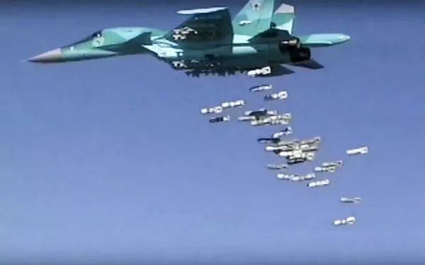 俄罗斯国防部2016年8月18日提供的视频截图显示，俄罗斯战机在叙利亚境内投下炸弹。新华社/美联