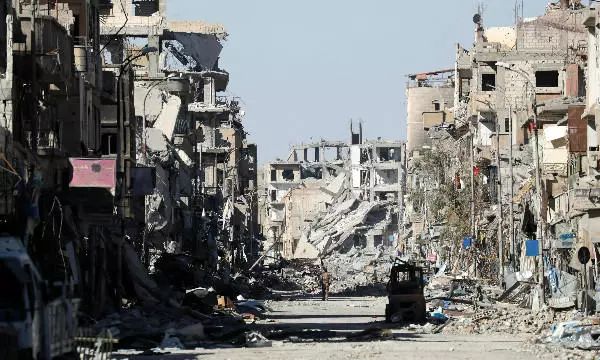  一名“叙利亚民主军”士兵10月18日行走在拉卡废墟中。新华社/路透