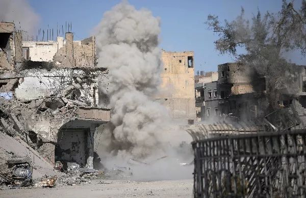 “叙利亚民主军”10月18日在拉卡清理道路时引爆的地雷。新华社/路透 