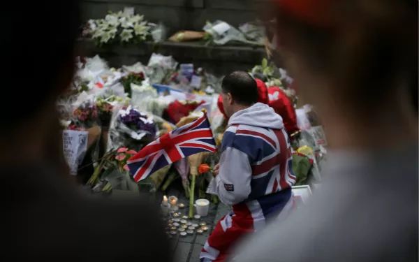 人们6月5日在伦敦悼念恐袭遇难者。新华社/法新