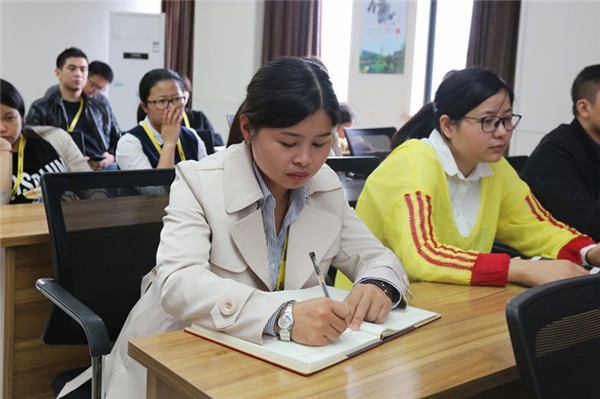 超威集团组织党员收看党的十九大开幕式盛况 超威集团组织党员收看党的十九大开幕式盛况