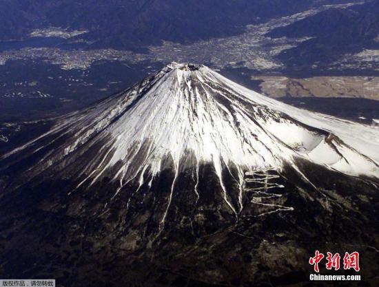 当地时间8月6日报道，一名英国摄影师日前在日本拍下富士山的震撼照片，在清晨日出时分，富士山投下长达15英里(约24公里)的巨大阴影。来自英国肯特郡的摄影师布尔曼(Kris Boorman)在日本旅游时，在清晨5点左右日出时分，站在富士山山顶，拍下了这一组震撼照片。