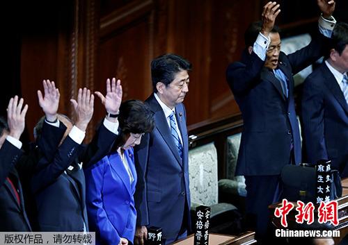 当地时间2017年9月28日，日本首相安倍晋三宣布解散众议院后，多名内阁成员举手欢呼。