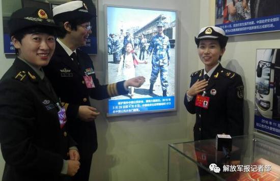 展览现场 右一为郭燕。记者 冯凯旋 摄