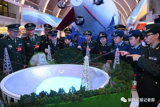 解放军代表参观“砥砺奋进的五年”大型成就展。记者 冯凯旋 摄