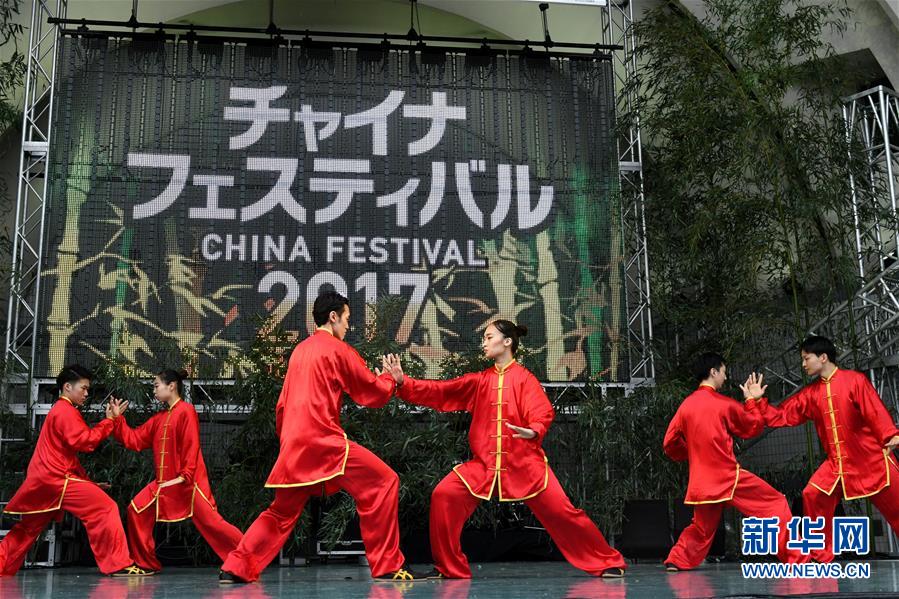 这是10月21日在日本东京举行的“2017年中国节”活动开幕式上的太极拳表演。