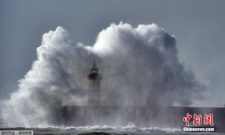 当地时间10月21日，风暴“布莱恩”袭击了英国南部沿海地区，纽黑文（Newhaven）灯塔被狂风掀起的巨浪所吞噬。