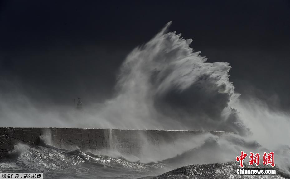 当地时间10月21日，风暴“布莱恩”袭击了英国南部沿海地区，纽黑文（Newhaven）灯塔被狂风掀起的巨浪所吞噬。