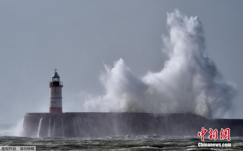 当地时间10月21日，风暴“布莱恩”袭击了英国南部沿海地区，纽黑文（Newhaven）灯塔被狂风掀起的巨浪所吞噬。