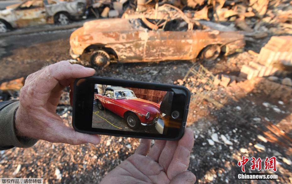 美国加州山火过后 民众凭吊家园在废墟中寻找