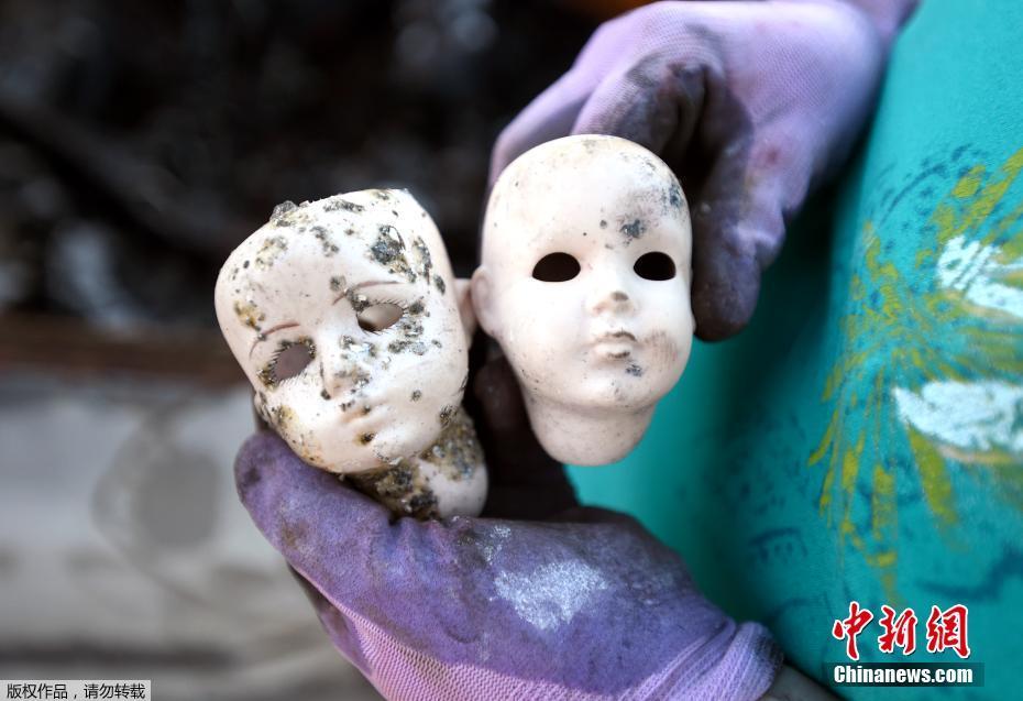 图为Crista Gatti在被烧毁的家园内寻回自己的作品。