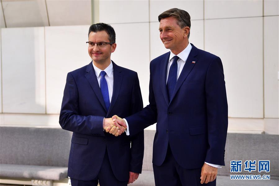 10月22日，在斯洛文尼亚首都卢布尔雅那，斯洛文尼亚现任总统帕霍尔（右）和卡姆尼克市长沙雷茨握手。
