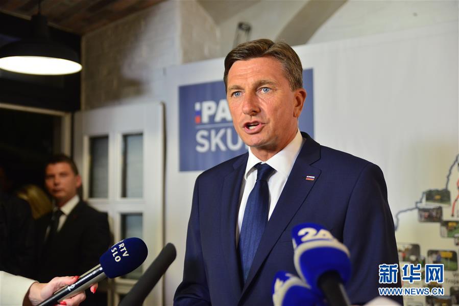 10月22日，在斯洛文尼亚首都卢布尔雅那，斯洛文尼亚现任总统帕霍尔在新闻发布会上讲话。
