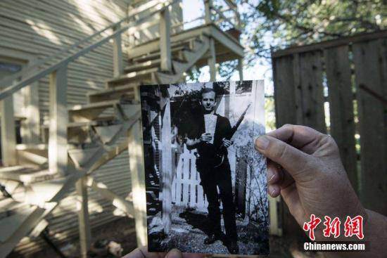 资料图：2013年11月23日消息，白宫和肯尼迪博物馆提供的有关前总统肯尼迪执政及被暗杀相关的珍贵历史照片，被重新安置到近半个世纪之后的现代社会场所中，这些现代场景就是照片当时拍摄的场所，两者“融合”在一起时似乎感到历史就在眼前一般。此举是为了纪念肯尼迪遇刺50周年。