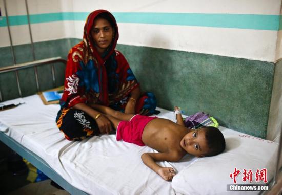 9月27日，一位兒童躺在達卡一家醫院的病床上。孟加拉國目前面臨公共醫療衛生方面的挑戰，包括有限的、不公平的醫療服務使用權，以及缺乏足夠的資源來滿足人口的需求。 <a target=&apos;_blank&apos; href=&apos;http://big5.china.com.cn/gate/big5/www.chinanews.com/&apos;><p align=