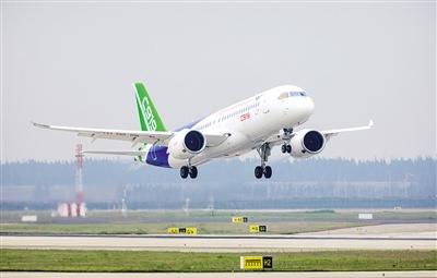 2017年5月5日，国产大型客机C919在上海浦东国际机场首飞。资料照片