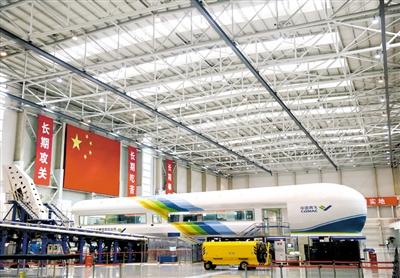 中国商飞上海飞机设计研究院内的铁鸟试验台。新华社记者 丁汀 摄