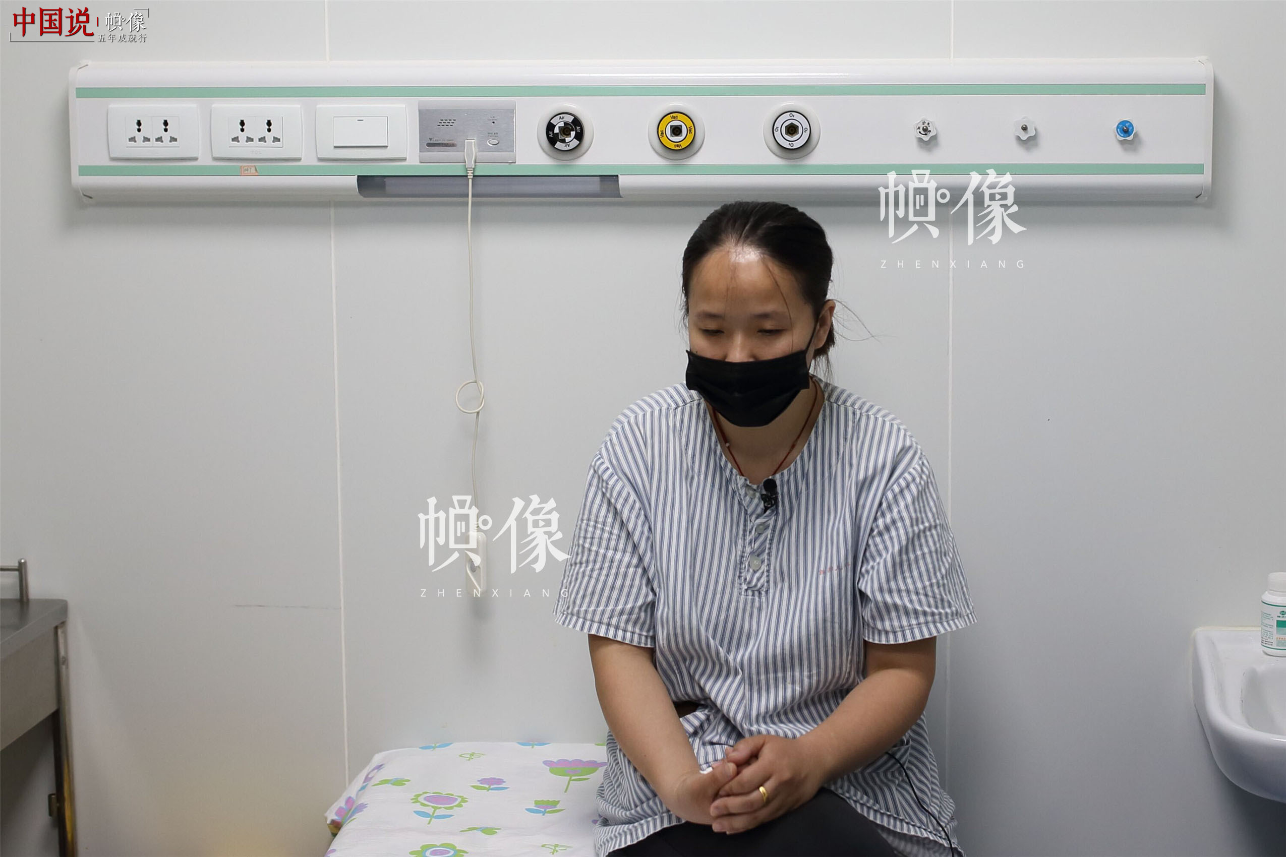 2017年5月24日，北京首都儿科研究所，天佑的母亲海燕说，“都说白血病不是不治之症，我想肯定能给他治好。”从天佑确诊至今仅一个月时间，本就不富裕的一家已花费12万元，目前又向亲戚借款30万元。白血病需要2-3年治疗，所需治疗费用为10-30万，造血干细胞移植的费用为30-100万。中国网记者 陈维松 摄