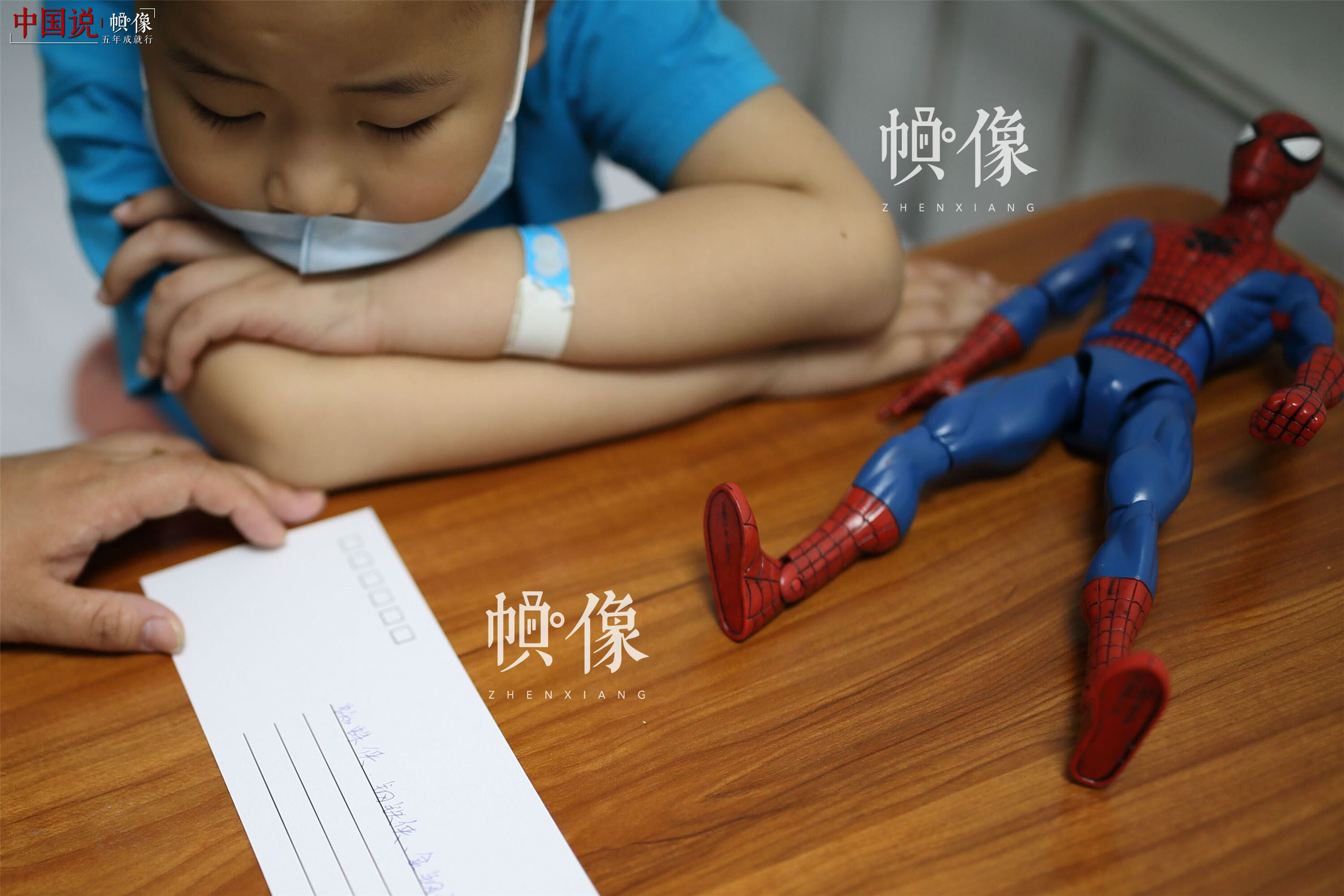 2017年5月24日，北京首都儿科研究所，当问到自己心中的英雄时，天佑说自己除了蜘蛛侠，还喜欢钢铁侠和金刚狼。中国网记者 陈维松 摄