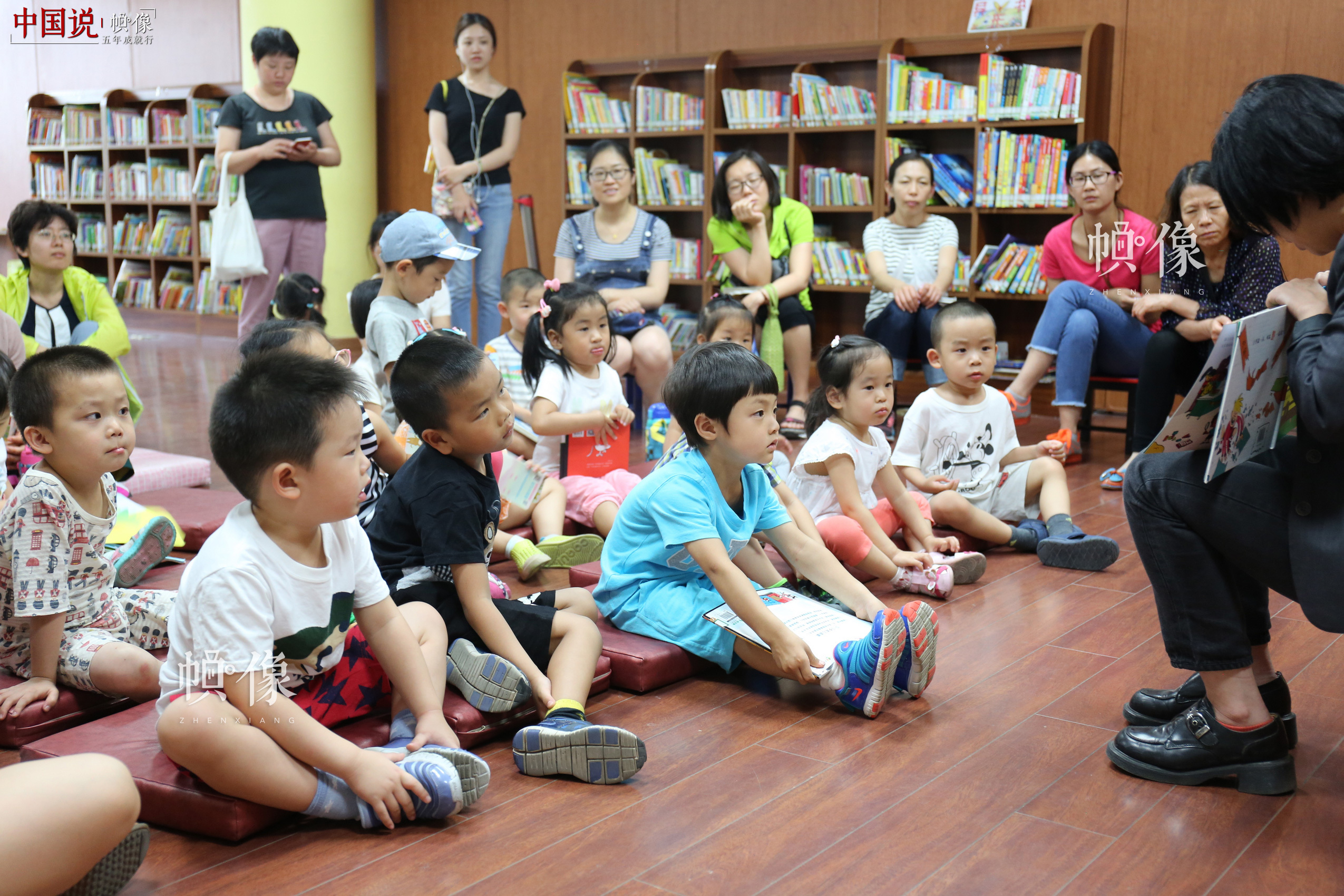 5月26日，北京国家图书馆，工作人员在给小朋友读童话书。 中国网记者 吴佳潼 摄