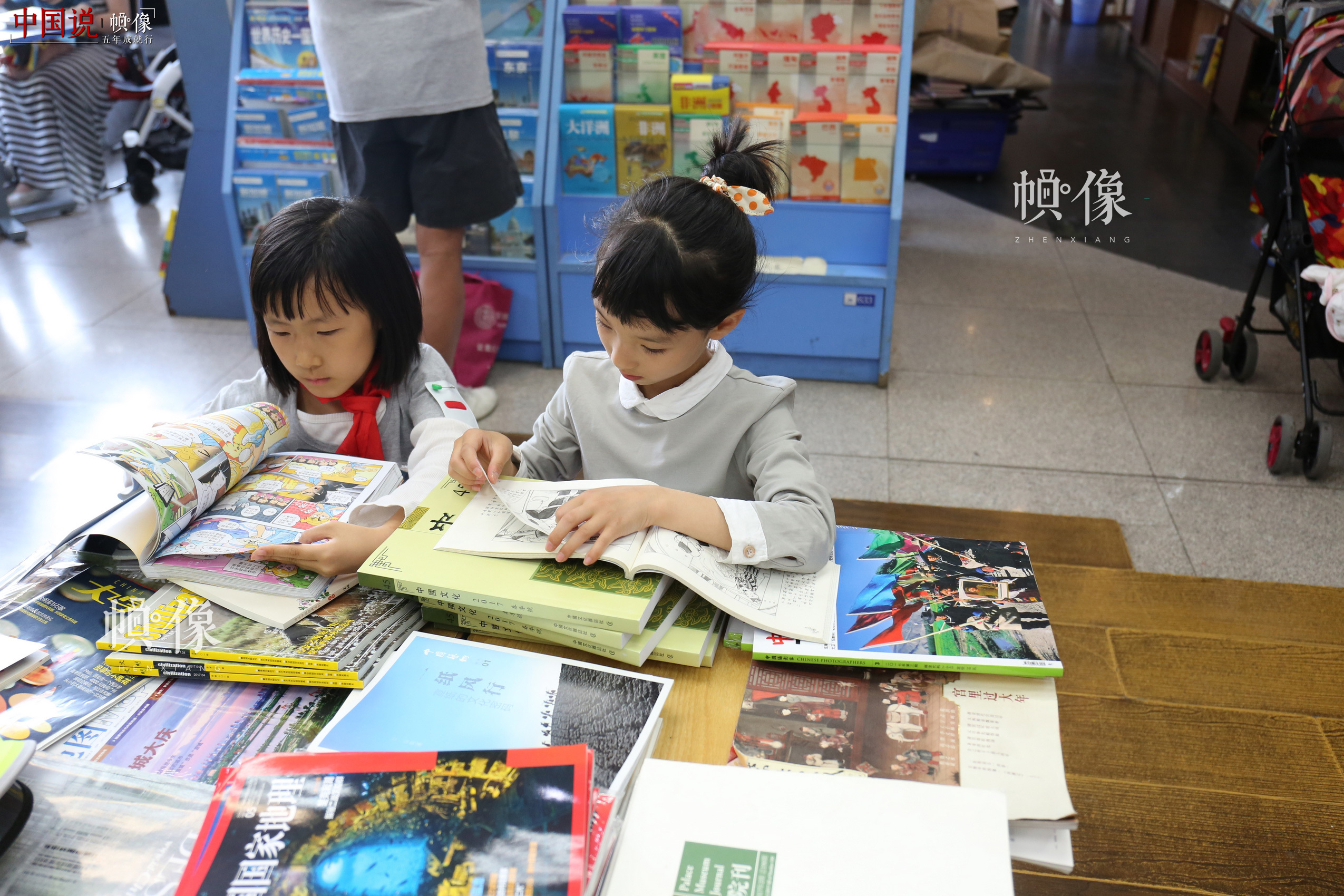 5月23日，北京三联书店美术馆店，两名刚下课的小朋友在读书。 中国网记者 赵超 摄