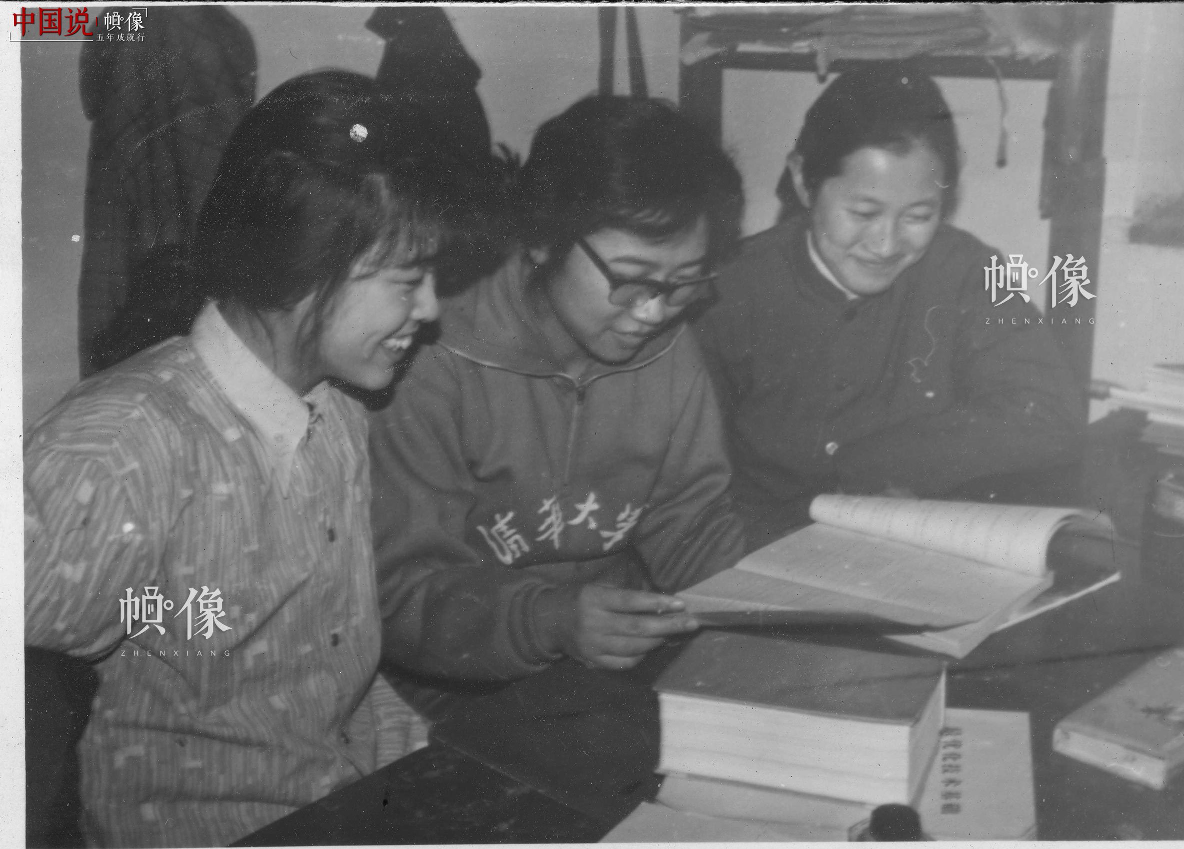 清华大学1977级自动化系学生韩景阳与室友在宿舍内学习。