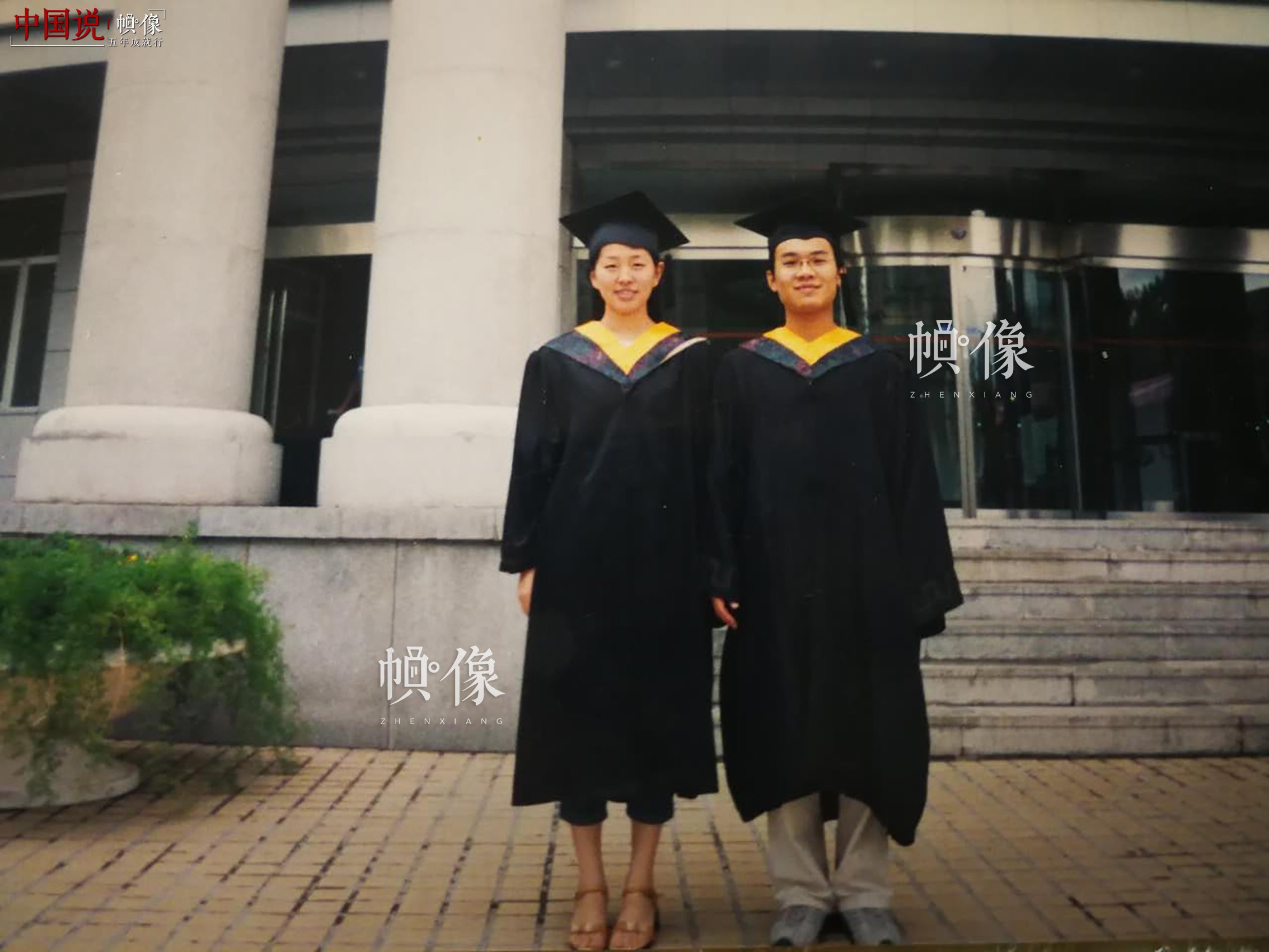 2004年，朱廷方（右）畢業于哈爾濱工業大學。