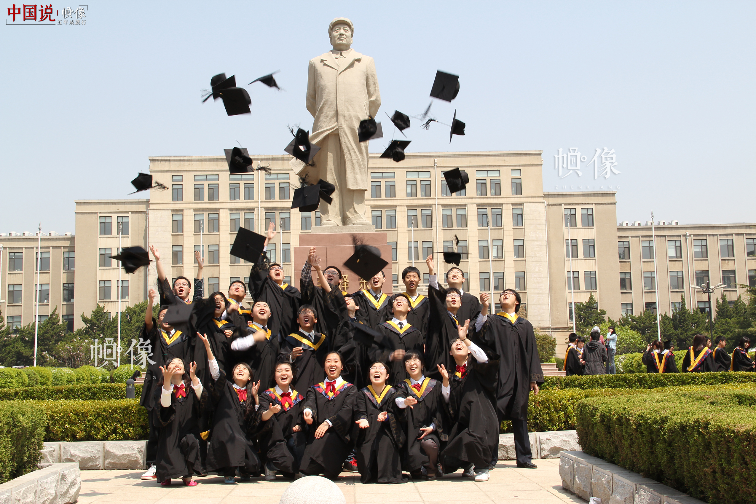 2011年，肖子揚（前排左一）大連理工大學本科畢業與同學合影留念。