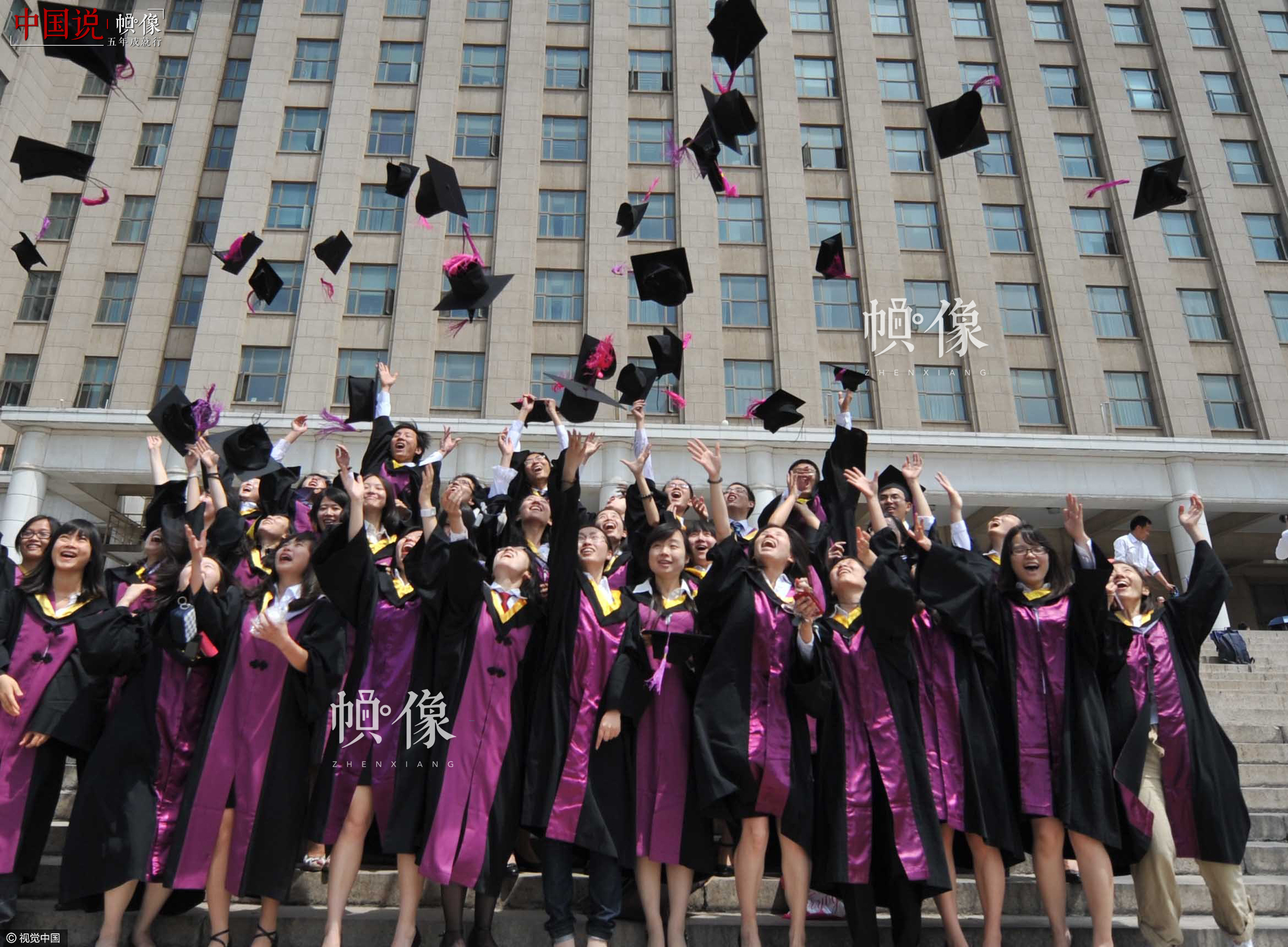 2011年6月27日，清華大學迎來畢業季，不少畢業學生即將離開母校，為留下珍貴的記憶，學生們爭相拍攝集體照。視覺中國供圖