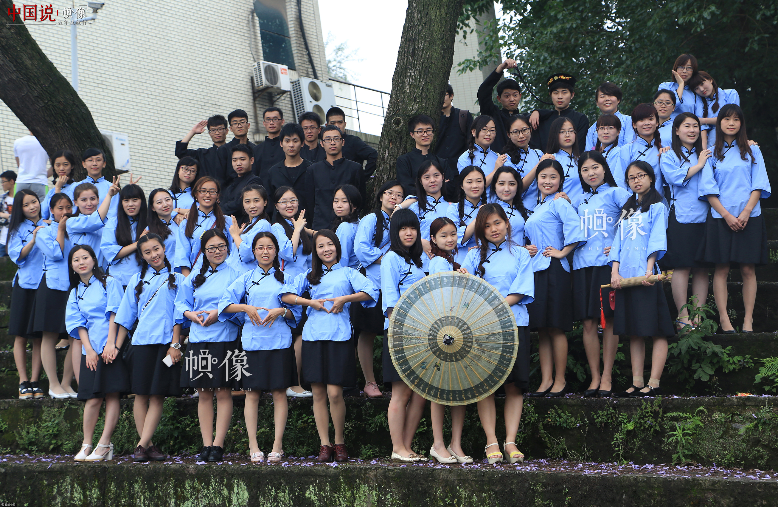 2015年5月23日，重慶市北碚區西南大學校園內，身著民國服裝的大學畢業生正在拍攝畢業照。視覺中國供圖