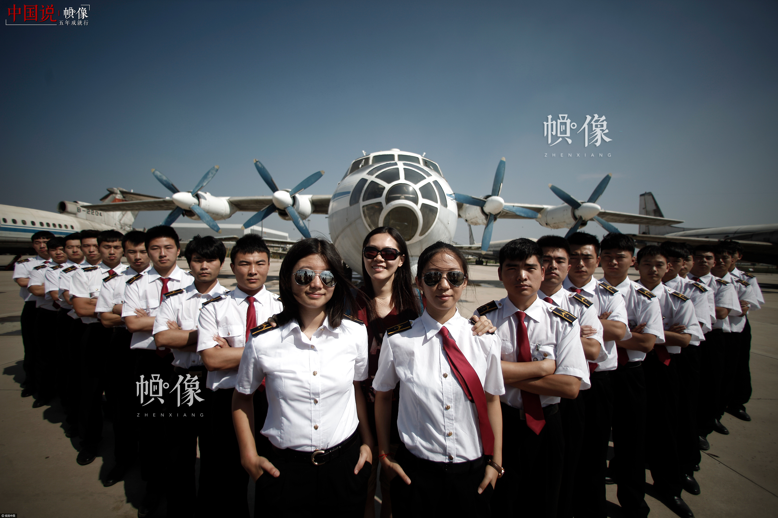 2015年06月11日，天津，一年一度的畢業季如約而至，學子們紛紛在校園內拍攝畢業照,為青春留下最美的記憶。中國民航大學3位90後美女飛行員畢業生身著統一制服，在校園內拍攝個性畢業照，霸氣十足。視覺中國供圖