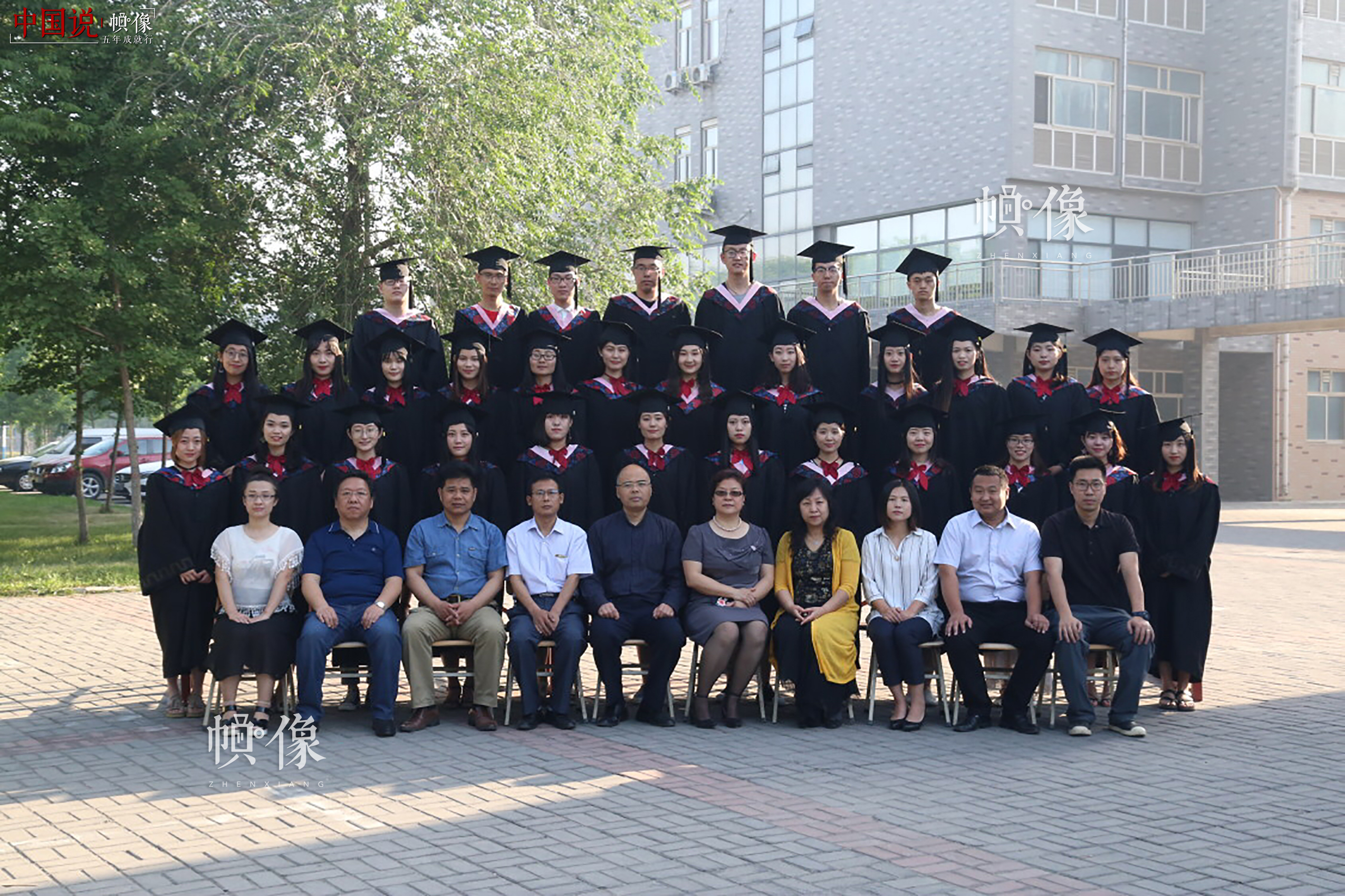 2017年5月，河北科技大学新闻系王鑫（后排从左至右第五位）毕业合影。