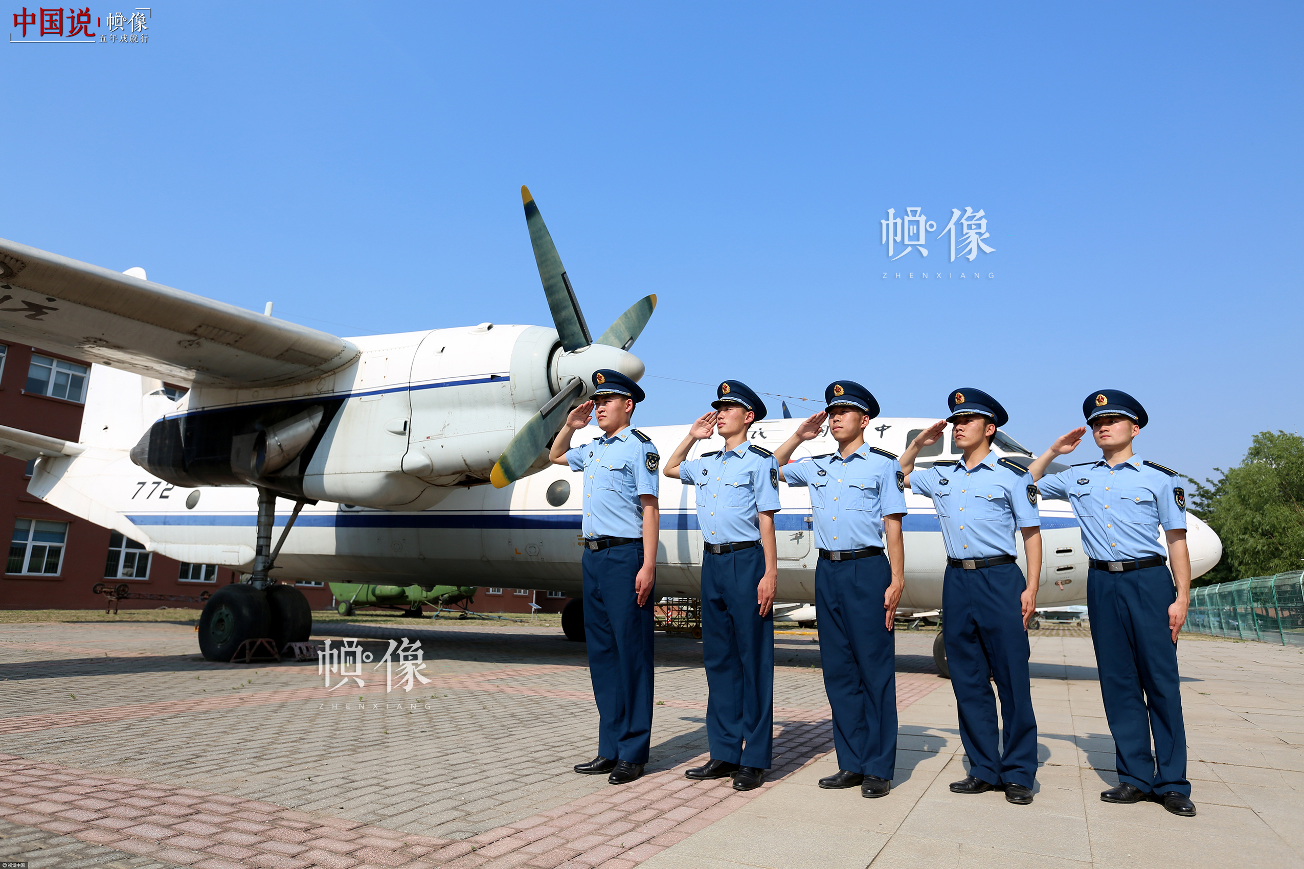 2017年6月14日，辽宁沈阳，又是一年毕业季，即将走出校门、走进军营的沈阳航空航天大学空军后备军官学院的国防毕业生们在校园中拍照留念。视觉中国供图