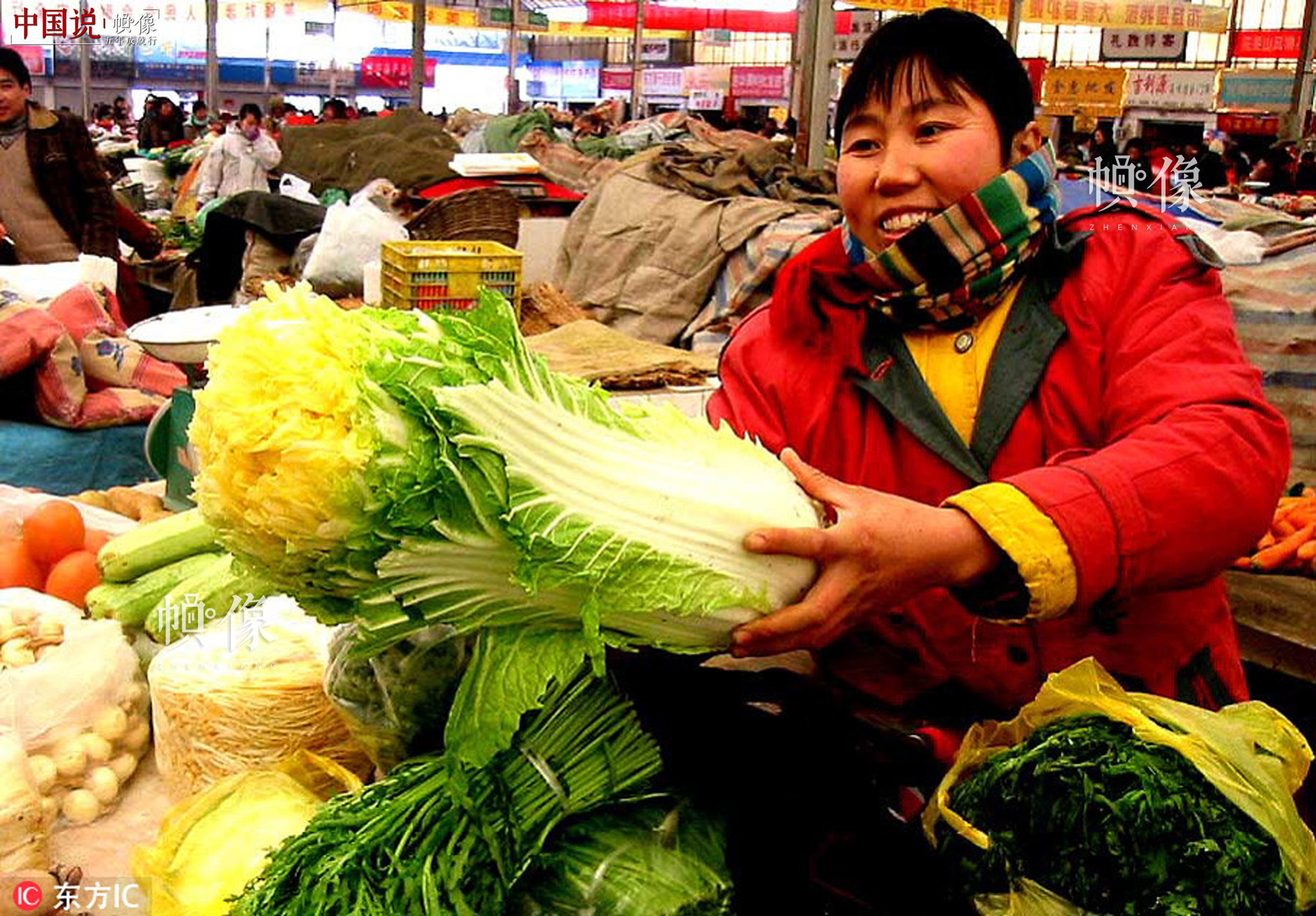 2002年1月6日，图为上海浦南蔬菜市场，市民还排队争购大白菜。东方IC