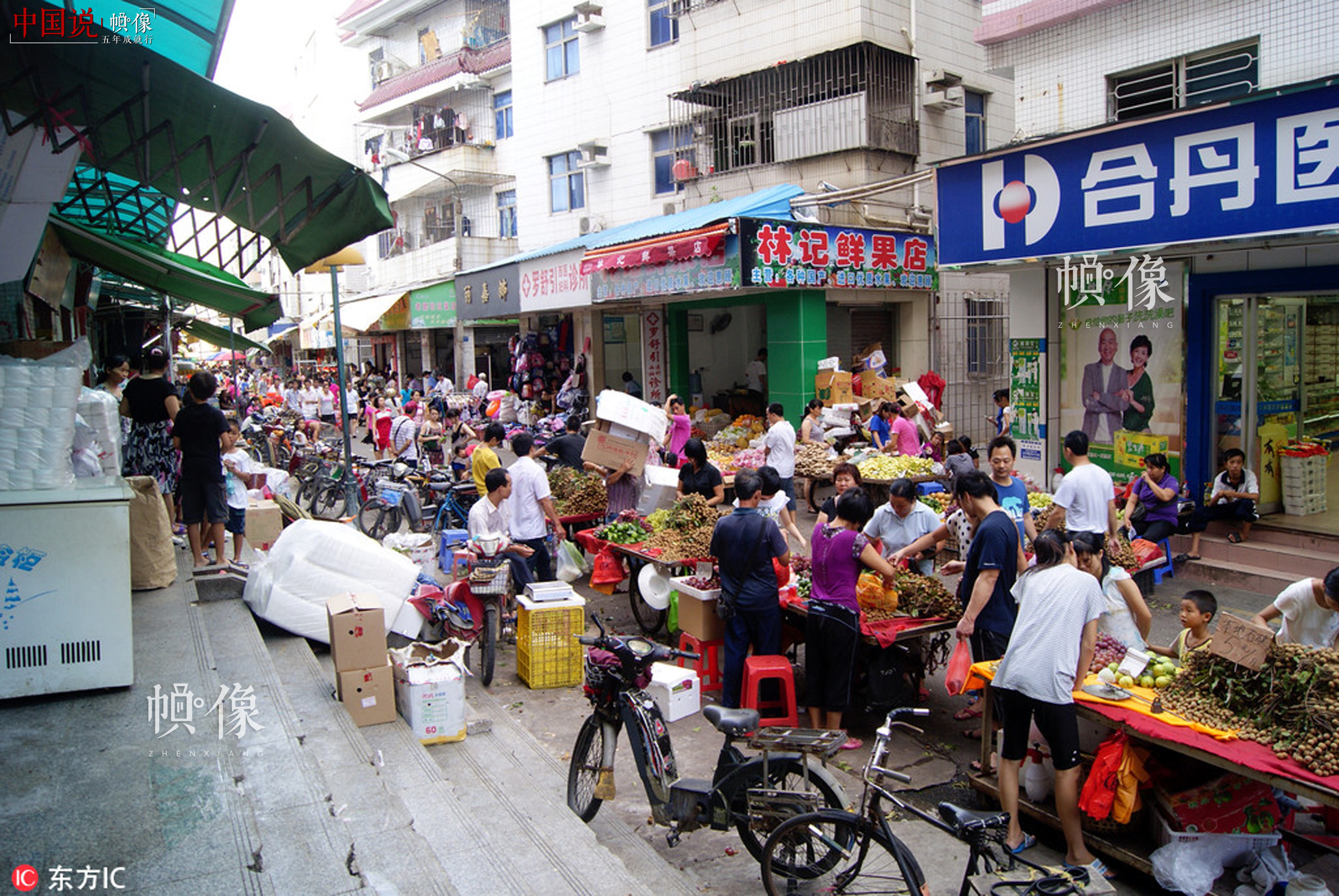2011年8月13日，深圳西乡农贸市场，热闹的交易场景。董丰槐 东方IC