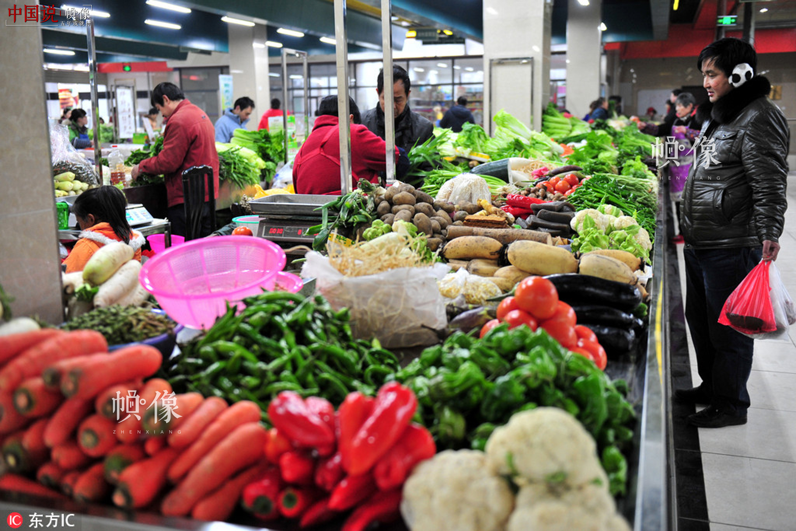2012年12月31日，市民在湖北宜昌市夷陵区刚刚建成营业的罗河路室内标准化菜市场选购蔬菜。张国荣 东方IC