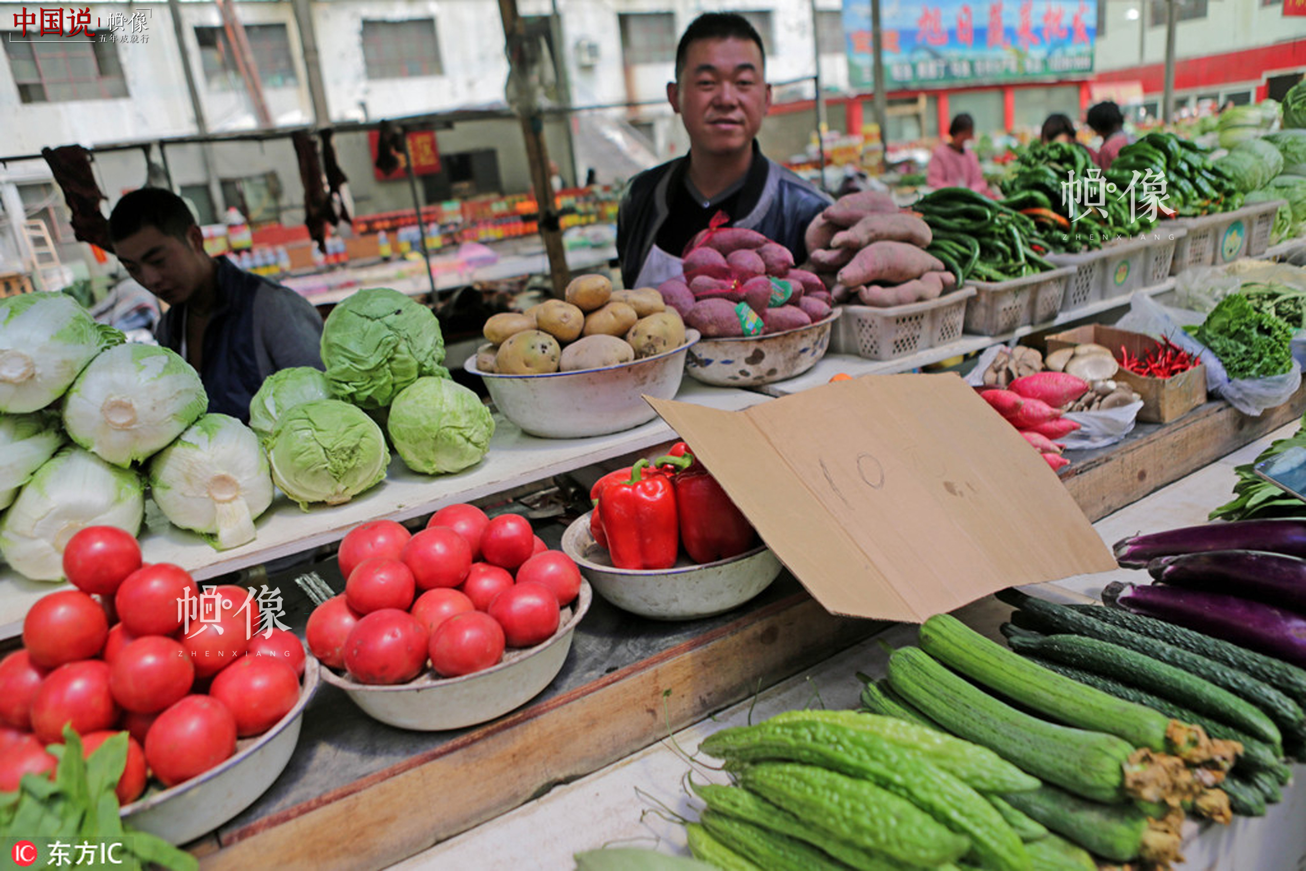 2014年8月17日，图为海拔4255米西藏阿里地区噶尔县狮泉河镇最大的农贸市场，当地驻扎武警交通部队后勤战士在高原上采用无土栽培技术，让绿色绽放在阿里高原。如今的蔬菜大棚成了新藏线上有名的“开心农场”。文武 东方IC
