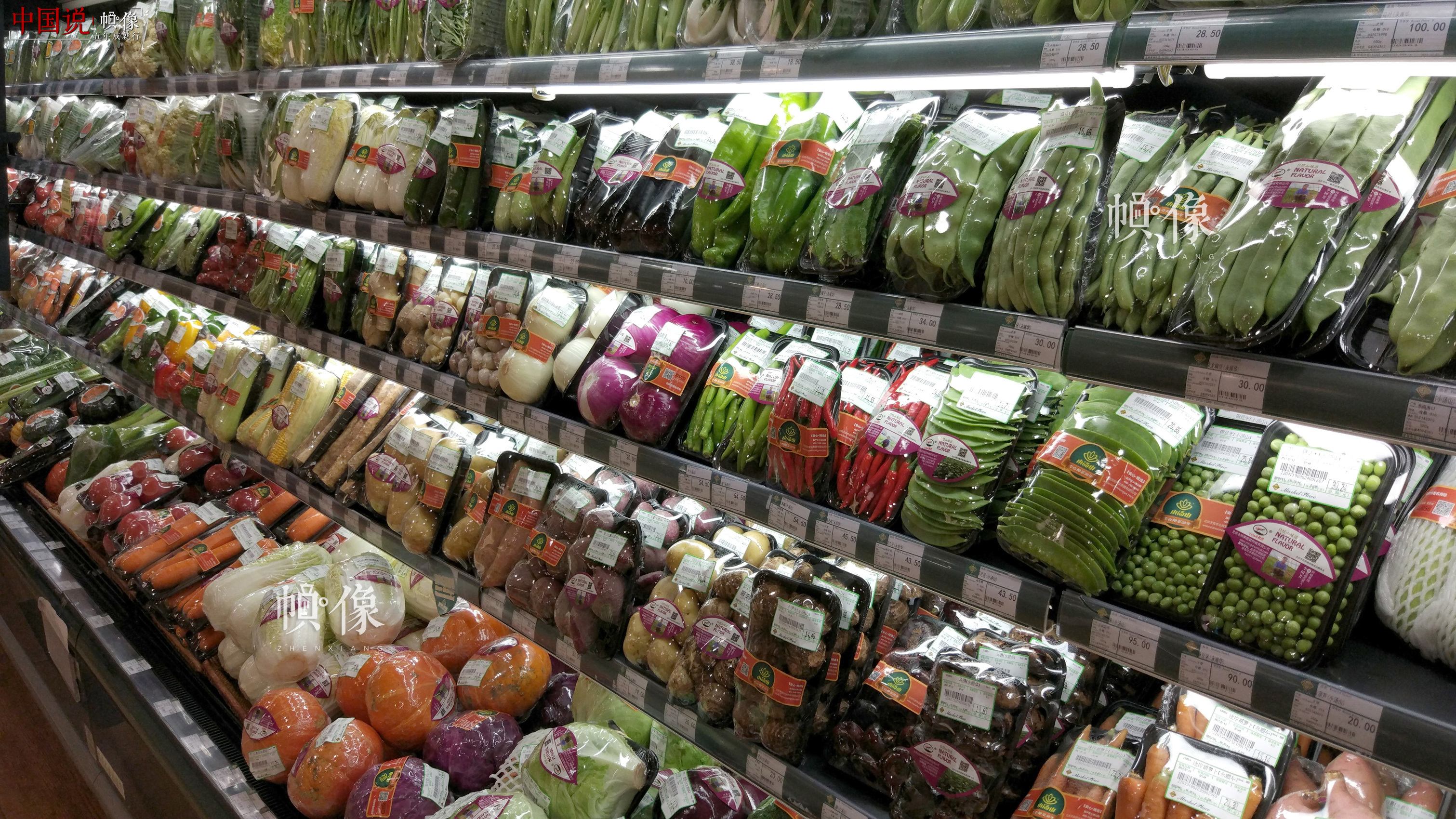 2017年7月6日，北京某精品超市品牌蔬菜专柜。中国网记者 赵超 摄