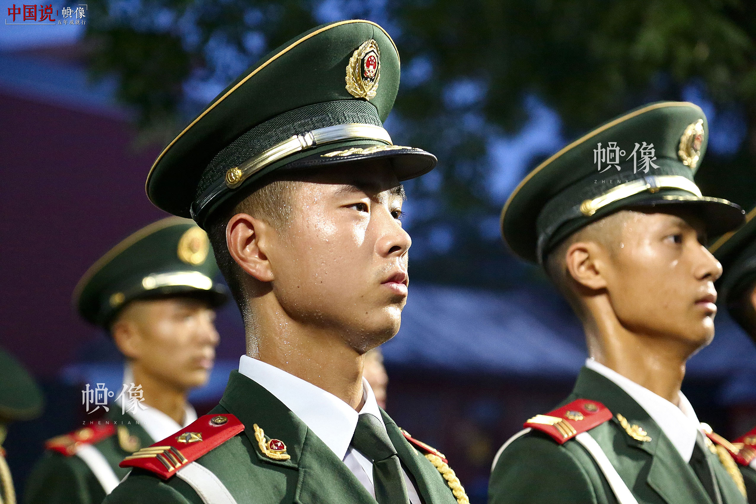 2017年7月28日，北京，武警天安门警卫支队国旗护卫队队员升旗前热身训练汗流浃背。中国网记者 黄富友 摄