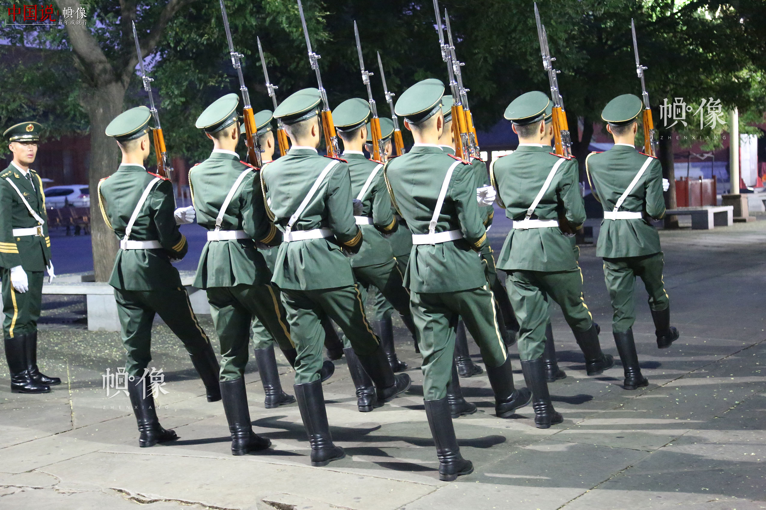 2017年7月28日，国旗护卫队员进行正步训练。中国网记者 黄富友 摄