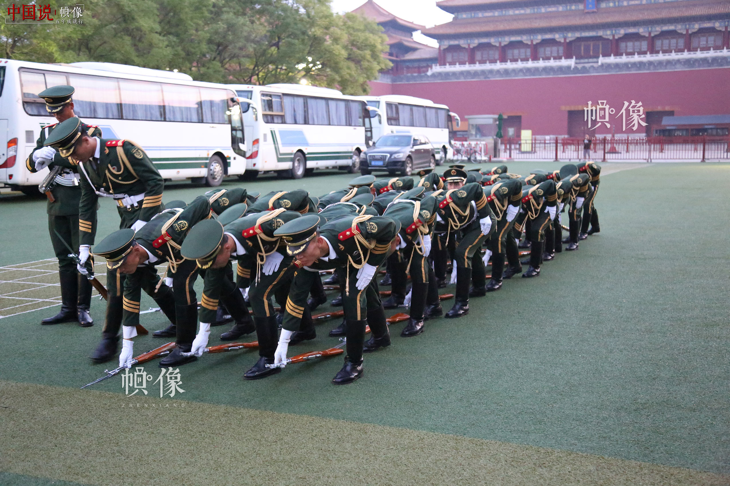 2017年7月28日，北京，国旗护卫队员在训练场做升旗前的准备。中国网记者 黄富友 摄